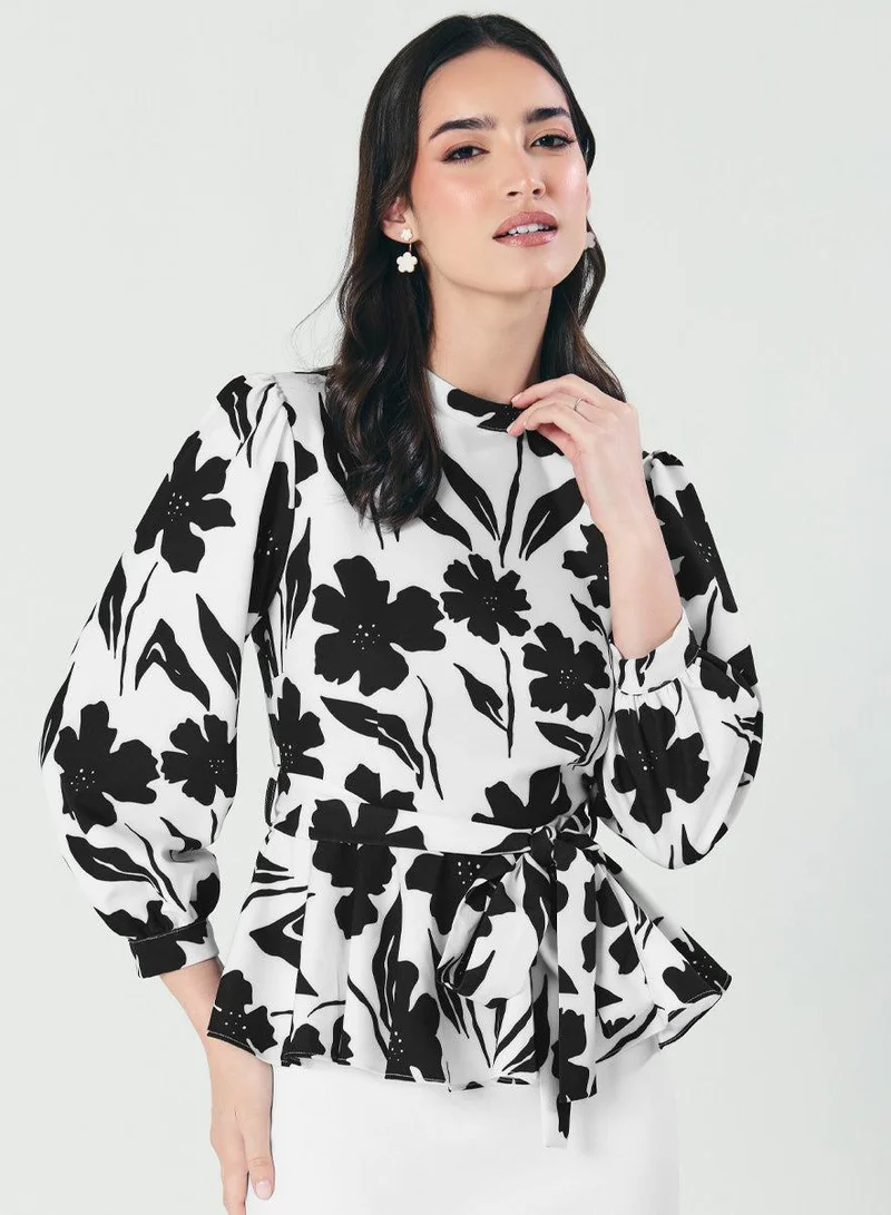 زجزاج بلوزة بيبلوم بنقشة الزهور باللونين الأبيض والأسود