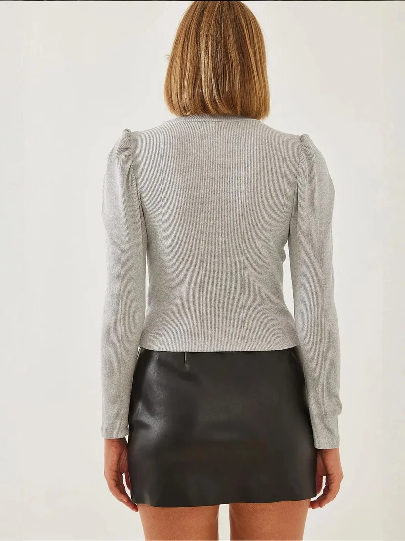 بيانكو لوتشي بلوزة أساسية بتفاصيل درابيه من لوتشي