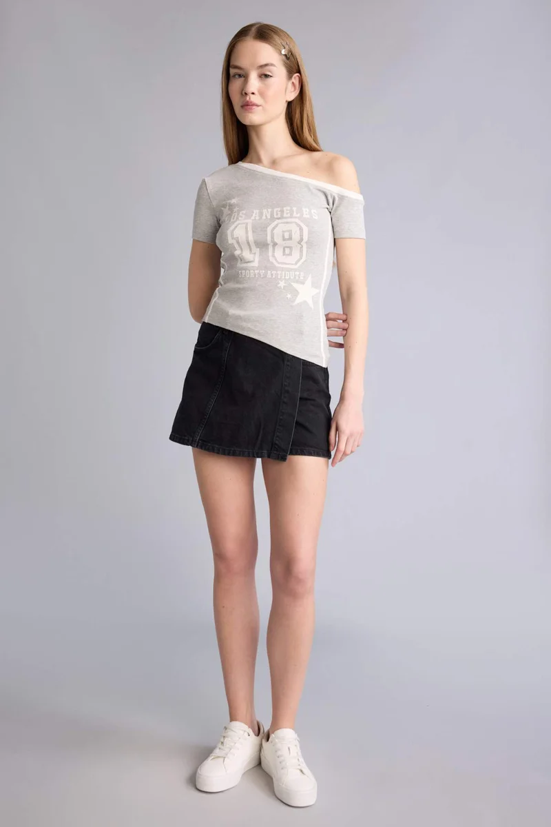 ديفاكتو Fitted Boat Neck Printed Ribbed T-Shirt