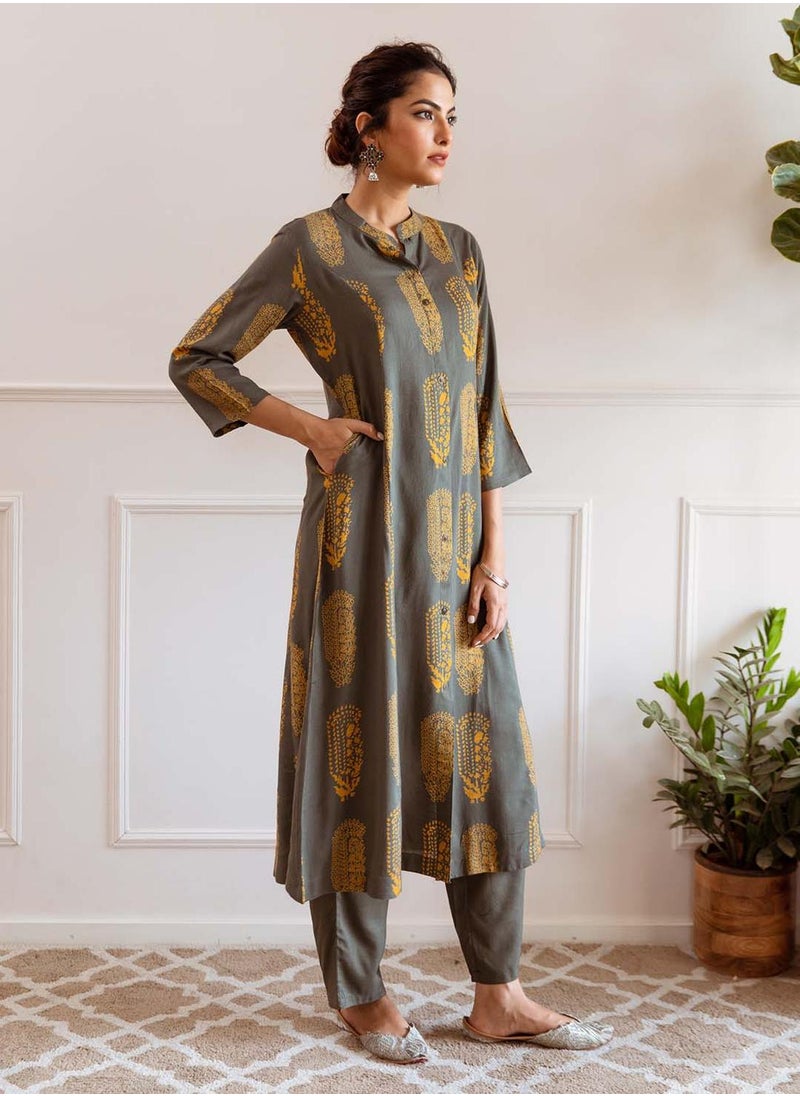 ISHIN Women's Bottle Green Rayon Printed Tunic Full Length Palazzo Straight Fit Kurta Set  - Image 3