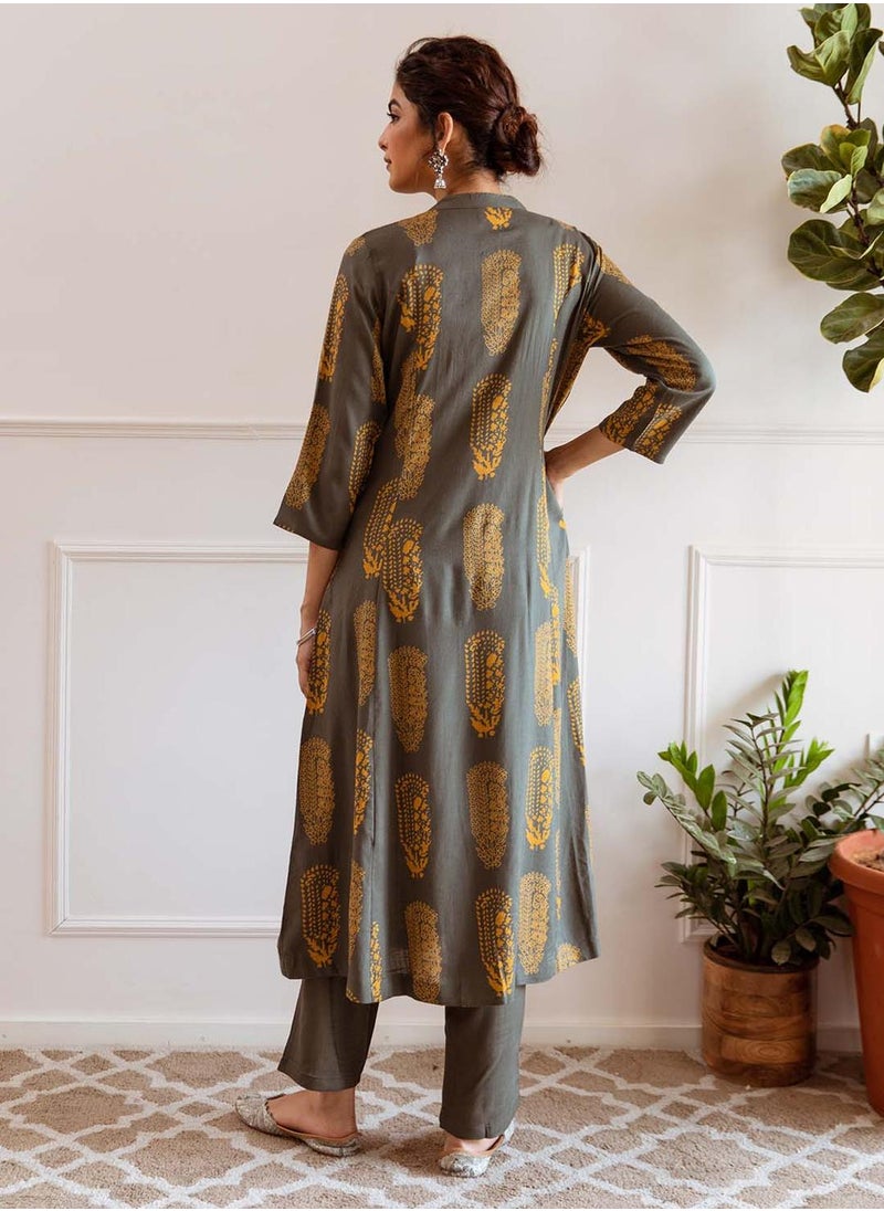 ISHIN Women's Bottle Green Rayon Printed Tunic Full Length Palazzo Straight Fit Kurta Set  - Image 2