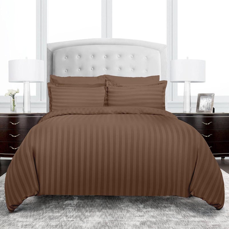 تي دبليو بريمير مجموعة غطاء لحاف فندقي مخطط 240x260 سم مقاس كينج 6 قطع، 1 غطاء لحاف 260x240 سم (بدون حشوة)، 1 ملاءة مطاطية 200x200+30 سم، 2 غطاء وسادة 50x75+5 سم، 2 غطاء وسادة 50x75 سم (بني) - Image 1