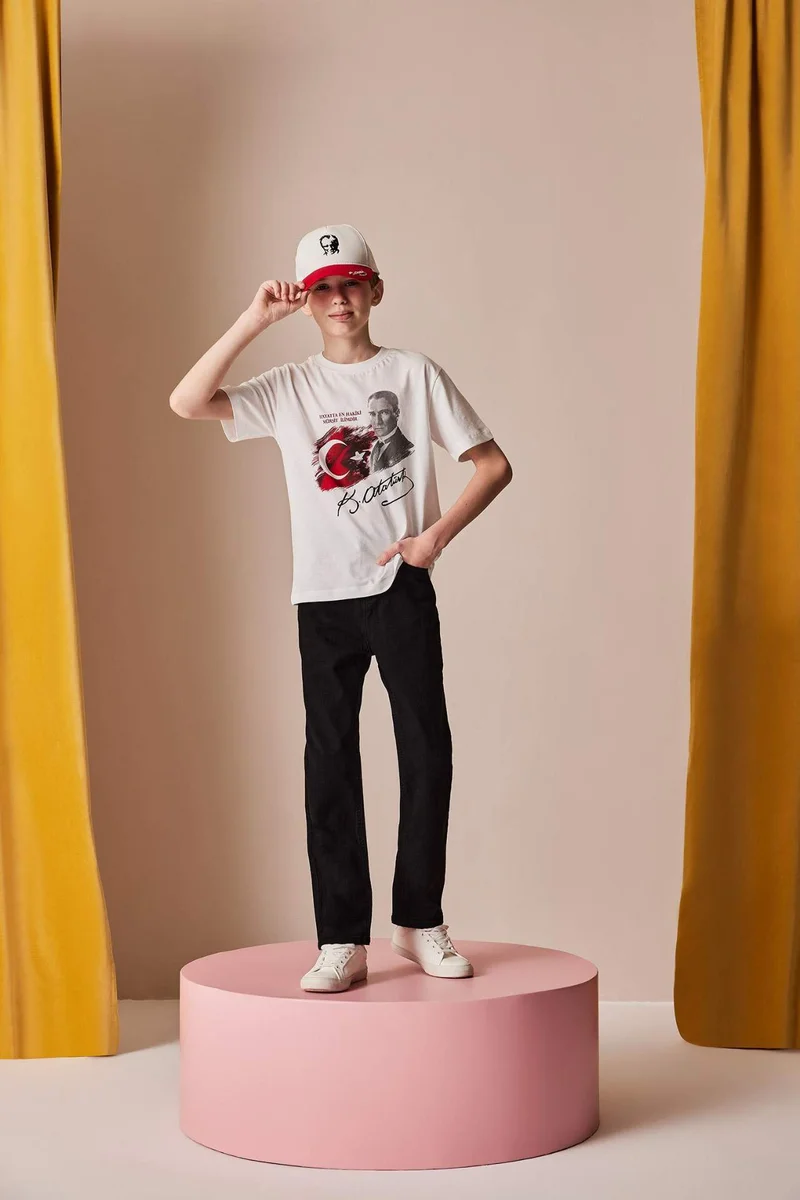 ديفاكتو Boy Straight Fit Standard Leg Jeans