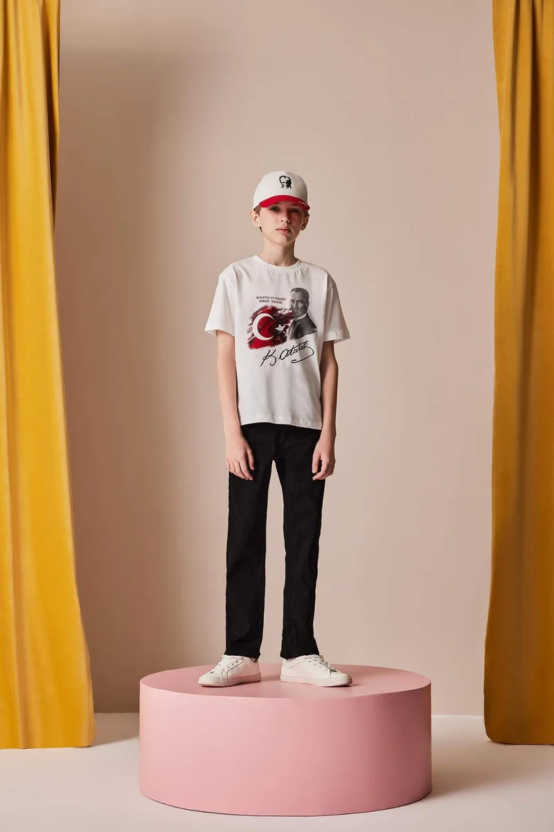 ديفاكتو Boy Straight Fit Standard Leg Jeans