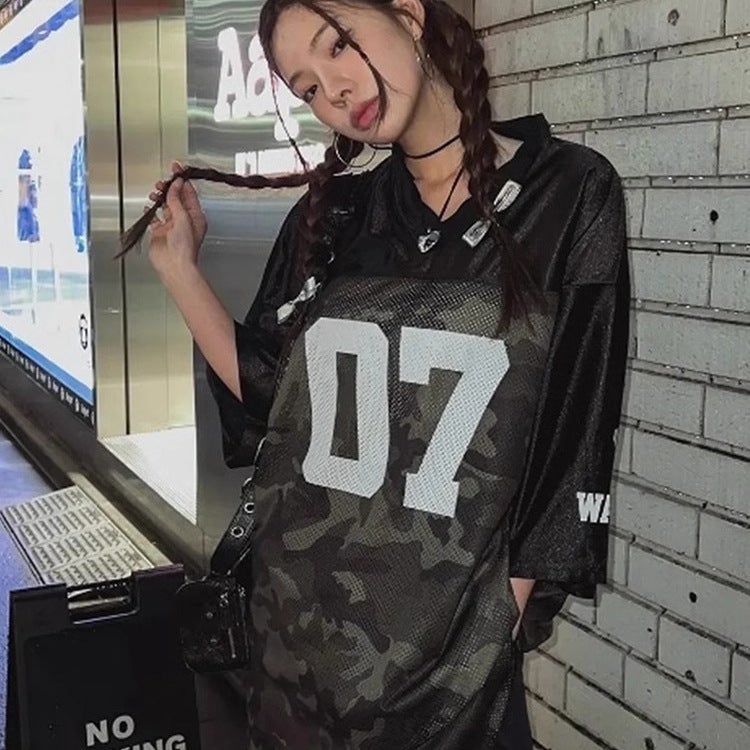 تي شيرت فضفاض بأكمام قصيرة على طراز الهيب هوب القديم للرجال والنساء 2025 صيف جديد أسلوب أمريكي شارع عالي قبة على شكل V بأكمام نصفية بلون تمويه - Image 2