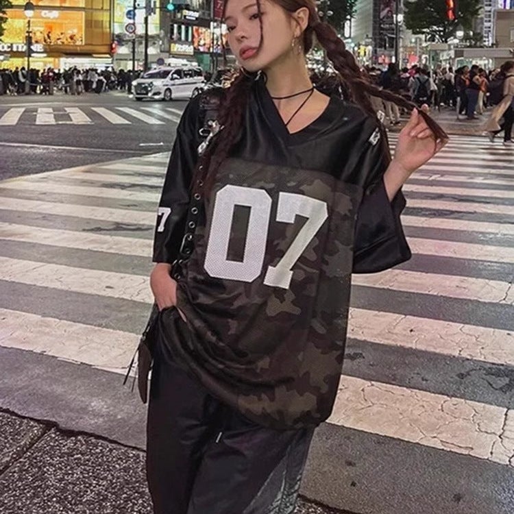 تي شيرت فضفاض بأكمام قصيرة على طراز الهيب هوب القديم للرجال والنساء 2025 صيف جديد أسلوب أمريكي شارع عالي قبة على شكل V بأكمام نصفية بلون تمويه - Image 3