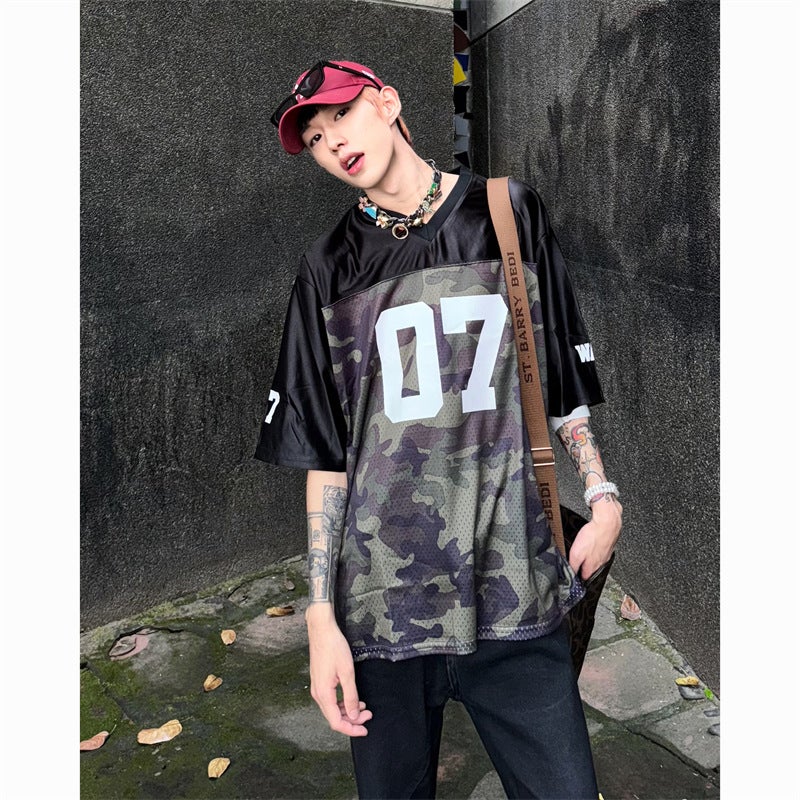 تي شيرت فضفاض بأكمام قصيرة على طراز الهيب هوب القديم للرجال والنساء 2025 صيف جديد أسلوب أمريكي شارع عالي قبة على شكل V بأكمام نصفية بلون تمويه - Image 4