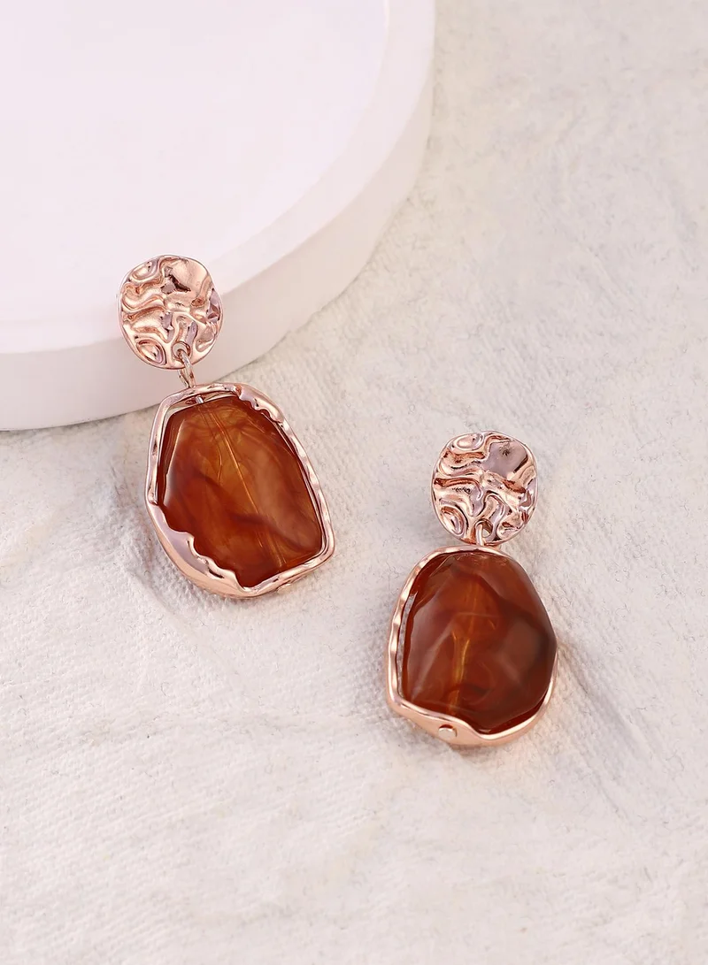 سوهي أقراط متدلية بتصميم مطروق بلون كهرماني وردي من خليط معدني بحجر صناعي وإغلاق ضاغط