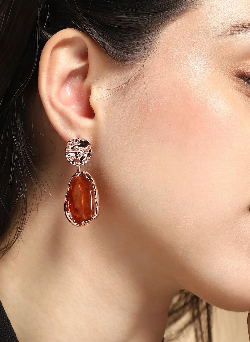 سوهي أقراط متدلية بتصميم مطروق بلون كهرماني وردي من خليط معدني بحجر صناعي وإغلاق ضاغط