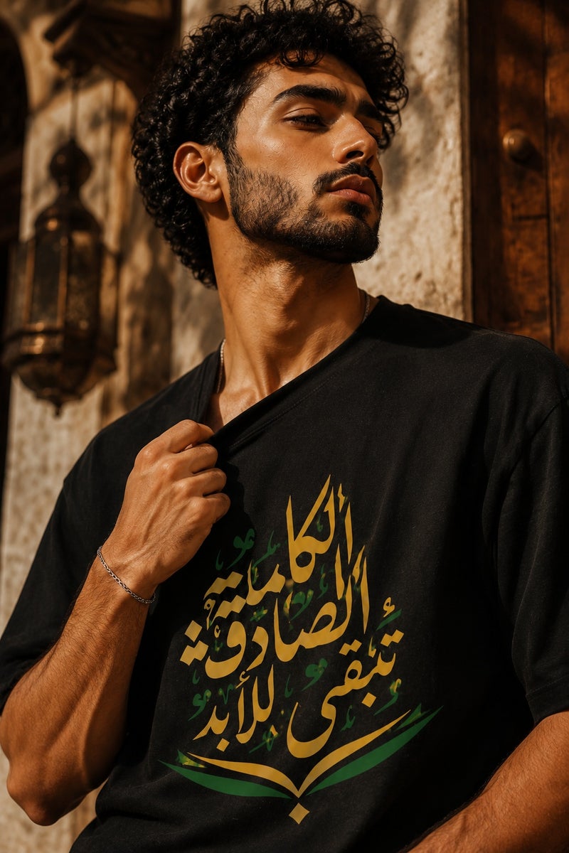 تي شيرت رجالي أسود بطبعة خط عربي مميزة بقصة واسعة وأكمام قصيرة وياقة دائرية ستايل عصري - Image 5