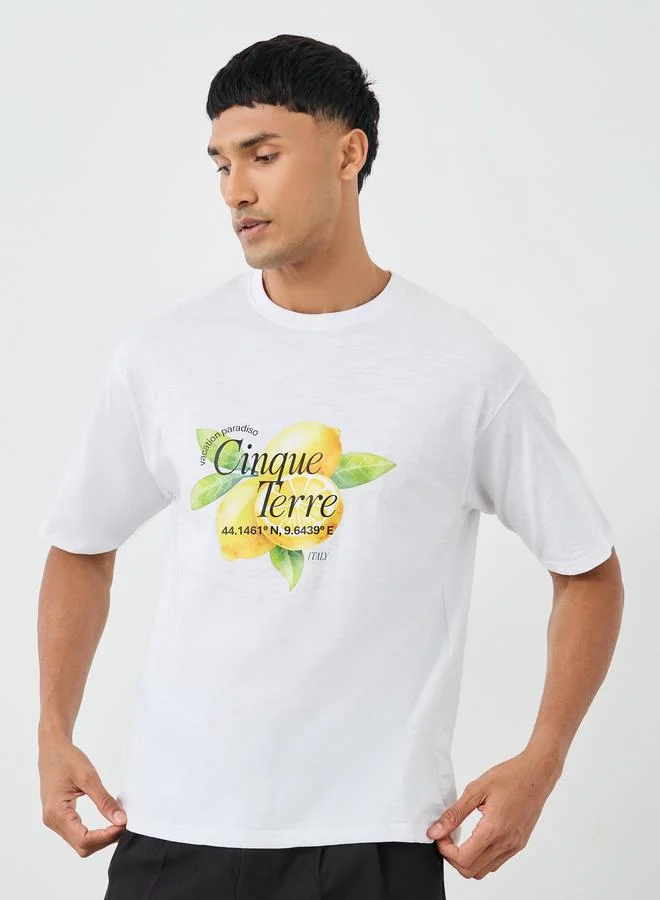 ستايلي تيشيرت ستايلي بطبعة جرافيك بياقة دائرية بقصة واسعة