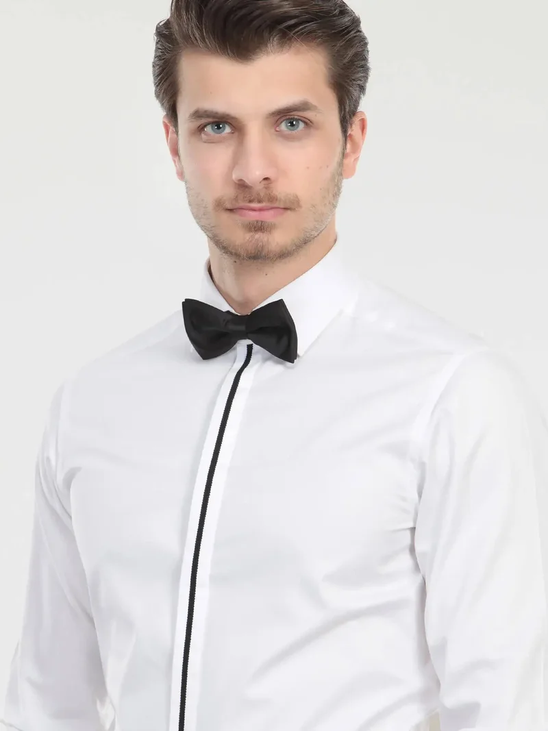 كيب قميص توكسيدو أبيض سادة بقصة ضيقة وأساور مسطحة وياقة كلاسيكية