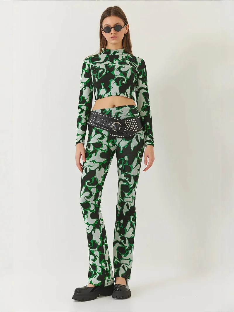 بيانكو لوتشي طقم نسائي قصير بطبعة زهور وياقة نصف عالية