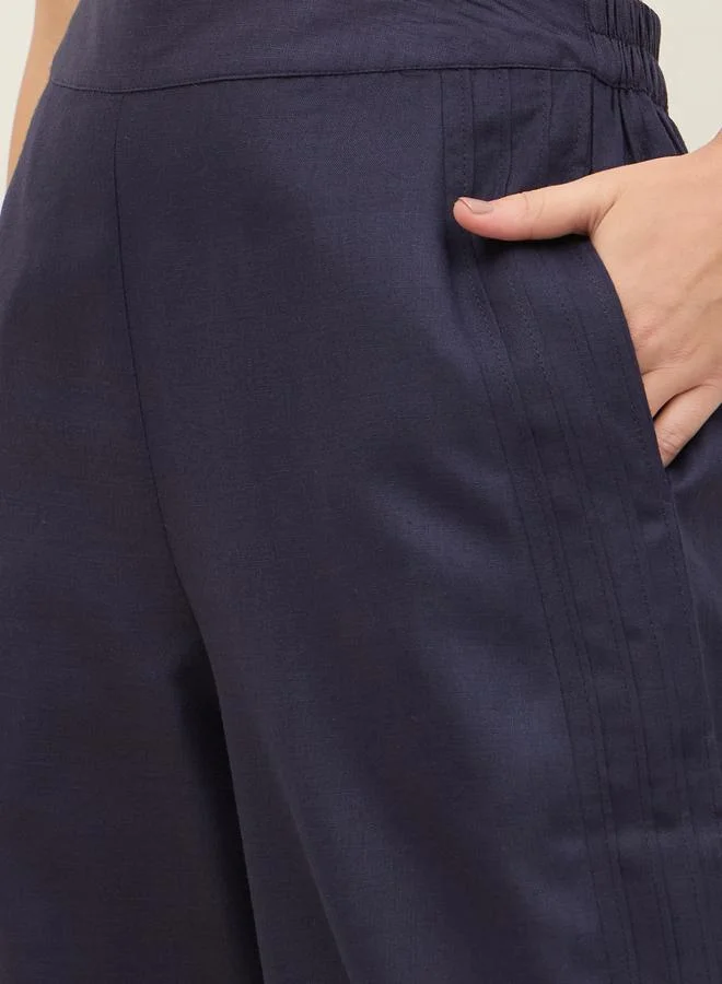 ستايلي طقم قميص وبنطلون Styli أزرق كحلي بتفاصيل ثنيات ونسيج سلب