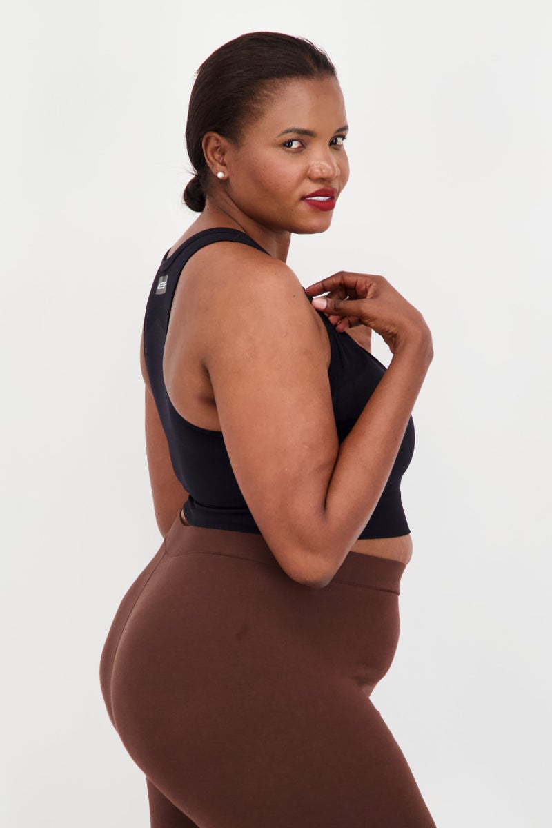 Adidas صدرية رياضية مبطنة للنساء بحجم زائد مع شعار العلامة التجارية، سوداء - Image 3