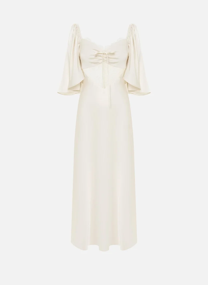 ليتشي فستان ماكسي خفيف الوزن من الساتان مع تطريز دانتيل عند الخصر