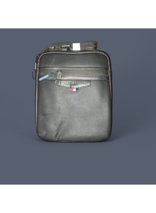 تومي هيلفيغر سبورت حقيبة كروس تومي اللون الأسود– أنيقة وعملية مع جيب أمام  بسحاب، وقسم رئيسي واسع - Image 2