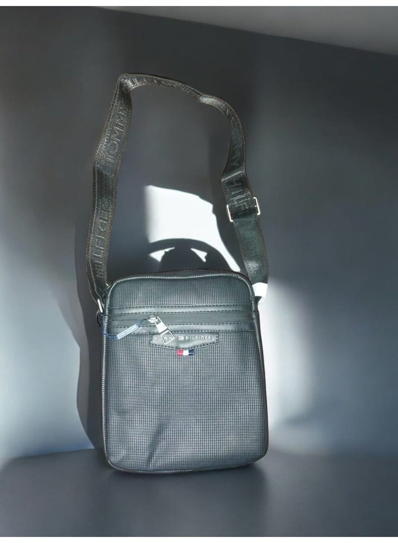 تومي هيلفيغر سبورت حقيبة كروس تومي اللون الأسود– أنيقة وعملية مع جيب أمام  بسحاب، وقسم رئيسي واسع - Image 3