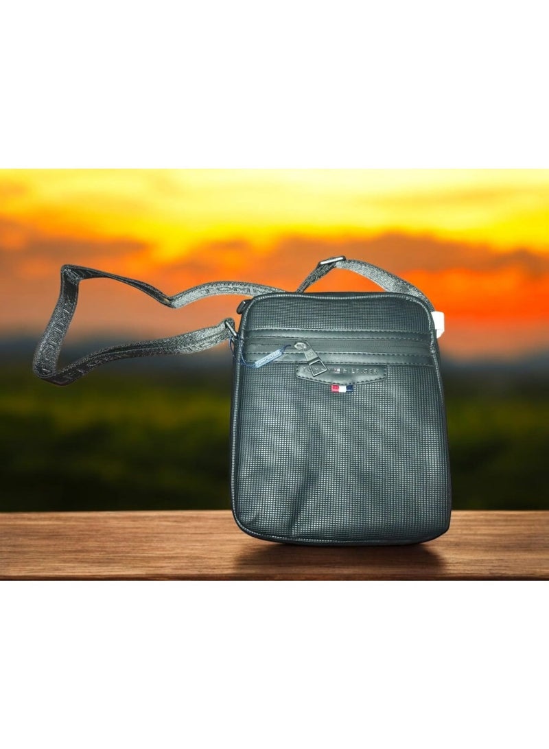 تومي هيلفيغر سبورت حقيبة كروس تومي اللون الأسود– أنيقة وعملية مع جيب أمام  بسحاب، وقسم رئيسي واسع - Image 1