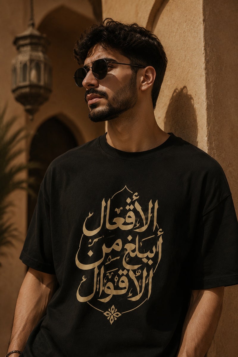 تي شيرت رجالي أسود بطبعة خط عربي أنيقة بقصة واسعة وأكمام قصيرة وياقة دائرية - Image 1