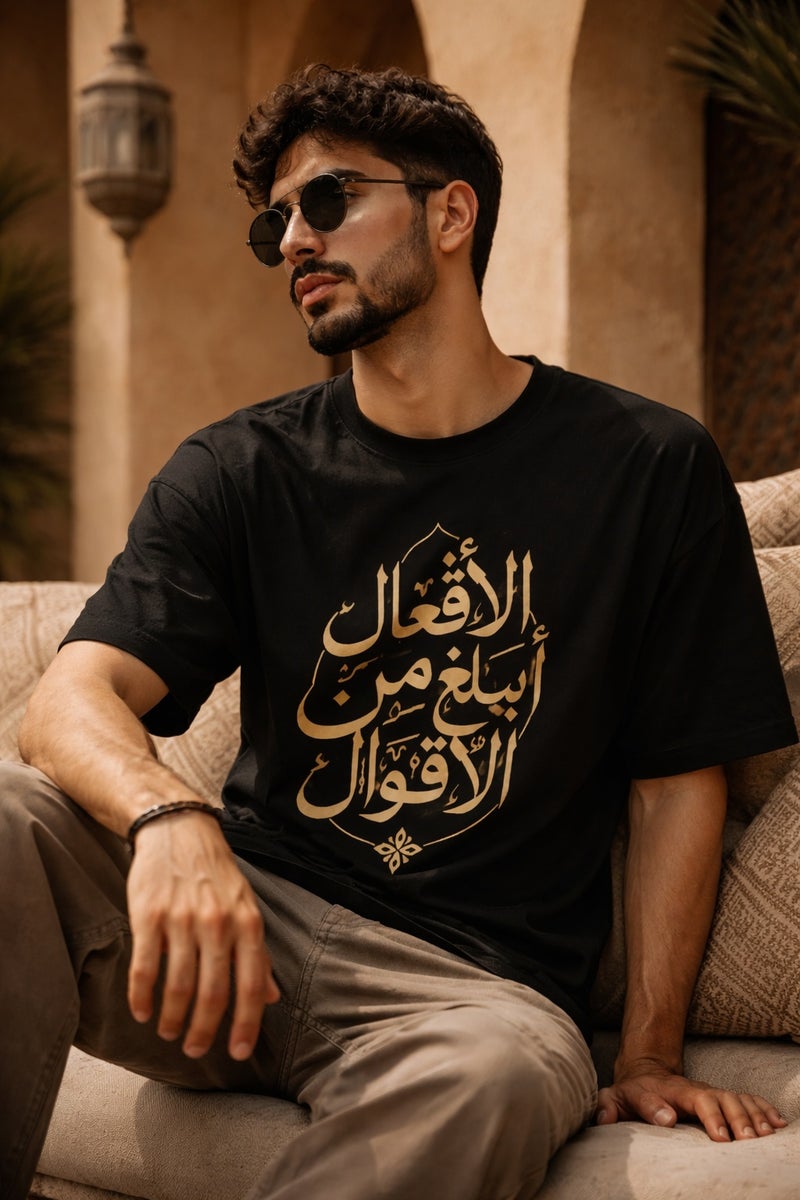 تي شيرت رجالي أسود بطبعة خط عربي أنيقة بقصة واسعة وأكمام قصيرة وياقة دائرية - Image 4