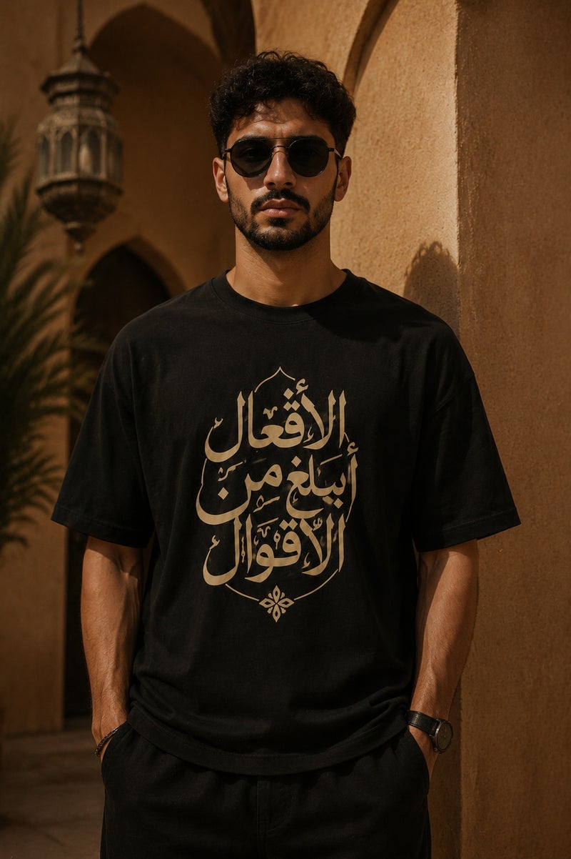 تي شيرت رجالي أسود بطبعة خط عربي أنيقة بقصة واسعة وأكمام قصيرة وياقة دائرية - Image 2
