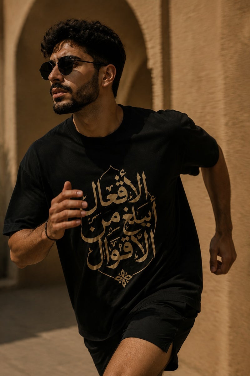 تي شيرت رجالي أسود بطبعة خط عربي أنيقة بقصة واسعة وأكمام قصيرة وياقة دائرية - Image 3