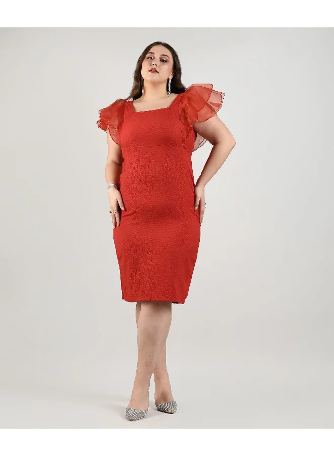 انستافاب بلس فستان نسائي بلون أحمر قرمزي سادة مع تفاصيل الأورجانزا