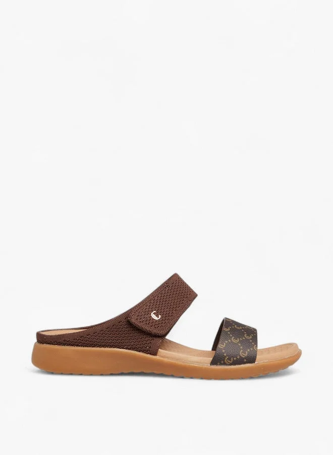 لو كونفورت صنادل مريحة سهلة الارتداء بطبعة شعار