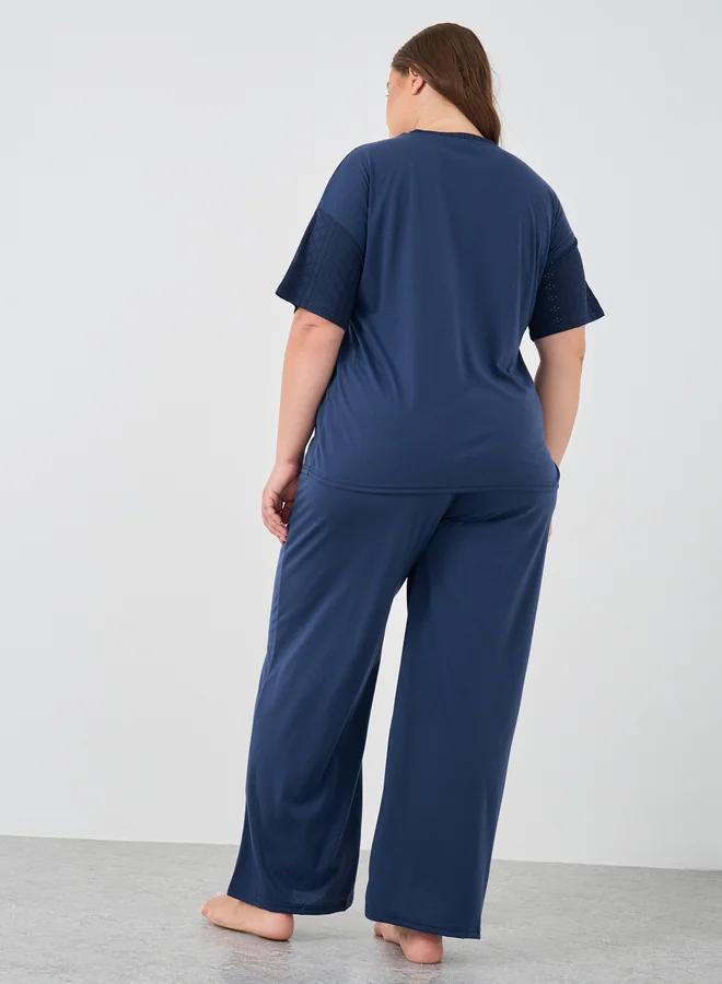 ستايلي طقم بيجامة وتيشيرت بأكمام قصيرة من Styli Plus Size Schiffli