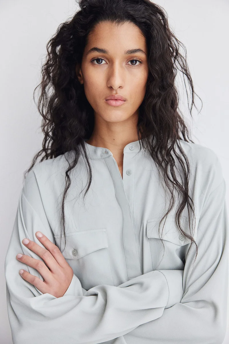 اتش اند ام بلوزة بقبة بدون طية