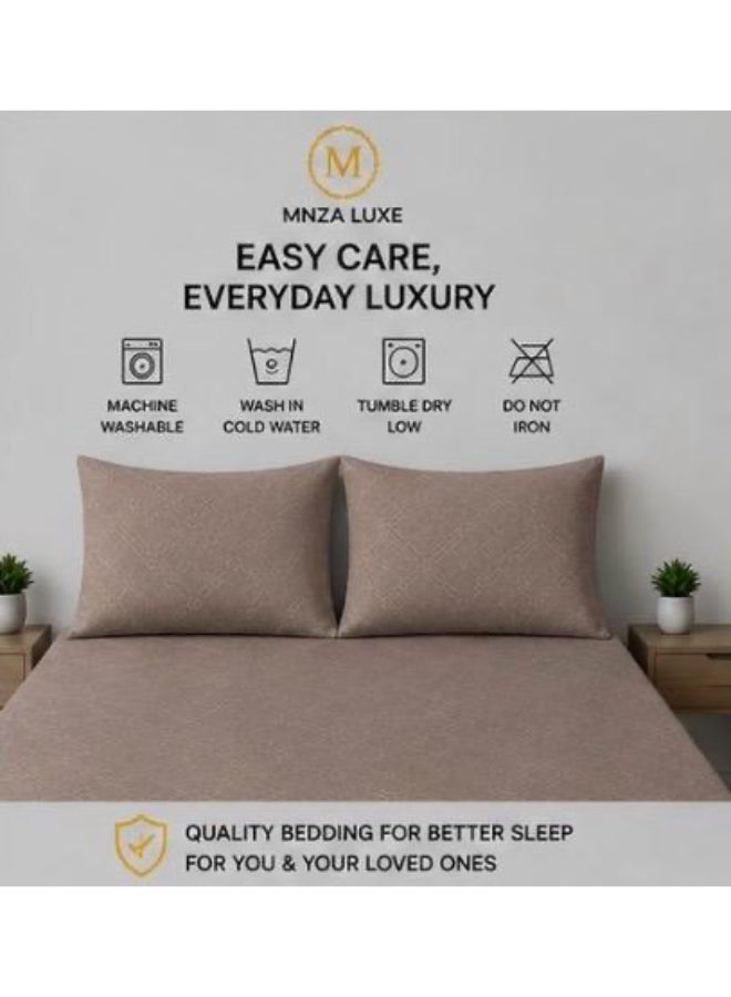 طقم ملاءة سرير مطاطية من الألياف الدقيقة بتصميم مربعات من MNZA LUXE، ملاءة مطاطية واحدة + غطاءا وسادة | فائق النعومة، قابل للتهوية ومقاوم للتجاعيد | بني فاتح - Image 3