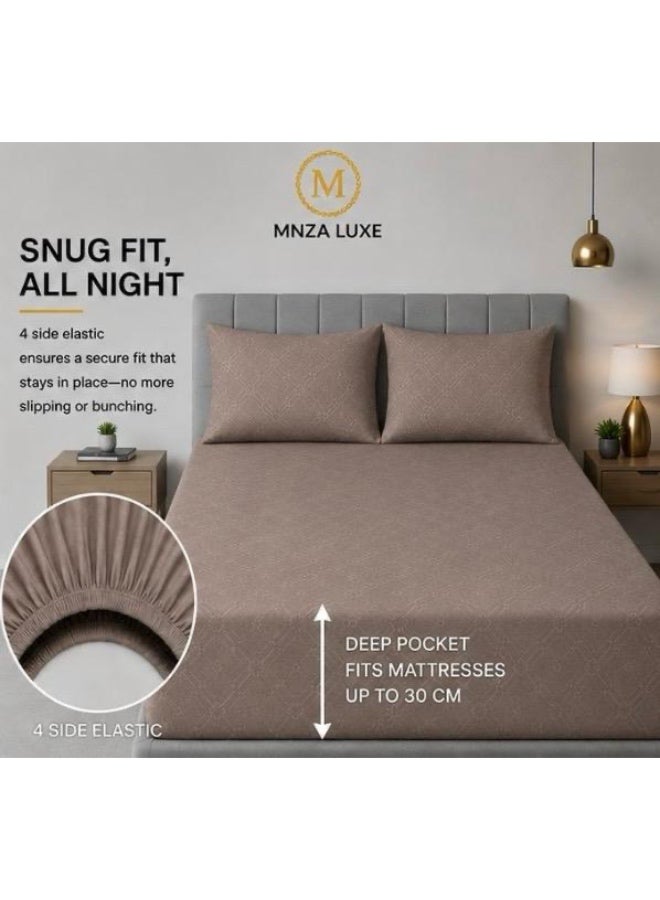 طقم ملاءة سرير مطاطية من الألياف الدقيقة بتصميم مربعات من MNZA LUXE، ملاءة مطاطية واحدة + غطاءا وسادة | فائق النعومة، قابل للتهوية ومقاوم للتجاعيد | بني فاتح - Image 1