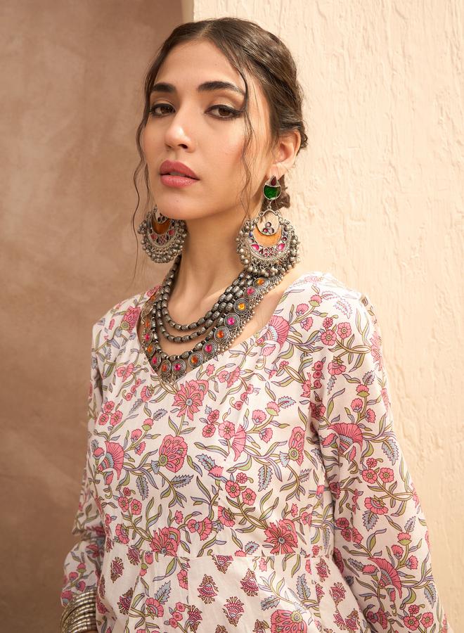 ساسافراس أناركالي كورتا أبيض بزهر أبيض وياقة قلب - Image 4