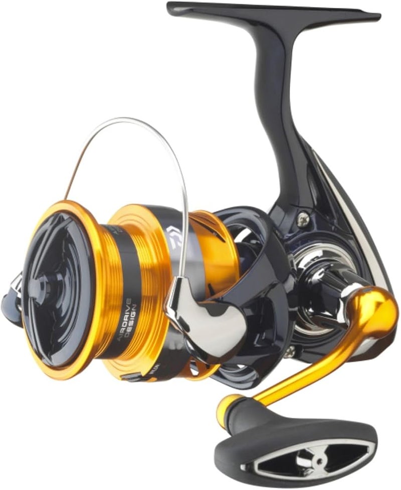 رولة صيد Daiwa Revros LT مناسبة للبحيرات والأنهار، بسعة من 1000 إلى 6000.