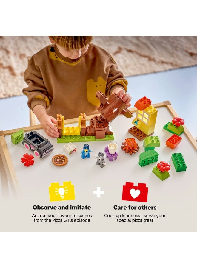ليغو ‏DUPLO Bluey فتيات البيتزا مع مافن وبلوي، لعبة مكعبات بناء للأطفال بعمر سنتين وأكثر (٤٤ قطعة) 10469 - Image 3