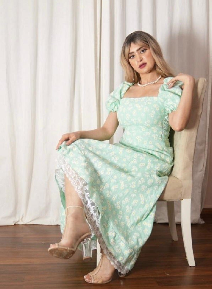 Comfortable apple floral dress with elastic back and velor, available in multiple sizes - Image 2