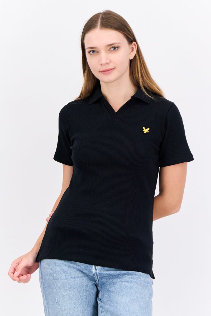 Lyle & Scott قميص بولو قصير الأكمام بقلنسوة منتشرة للنساء بشعار العلامة التجارية، أسود - Image 1