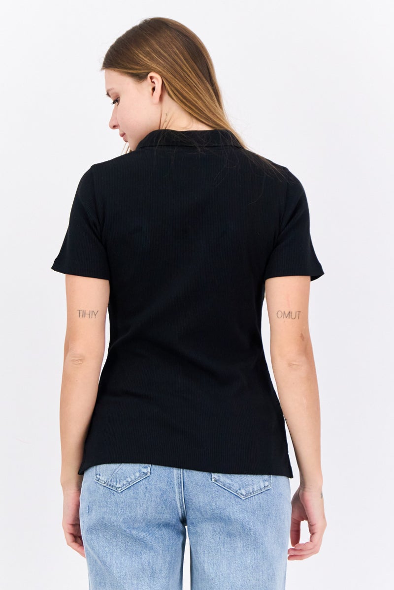 Lyle & Scott قميص بولو قصير الأكمام بقلنسوة منتشرة للنساء بشعار العلامة التجارية، أسود - Image 3