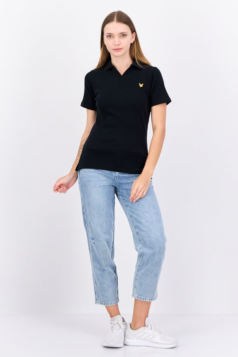 Lyle & Scott قميص بولو قصير الأكمام بقلنسوة منتشرة للنساء بشعار العلامة التجارية، أسود - Image 4