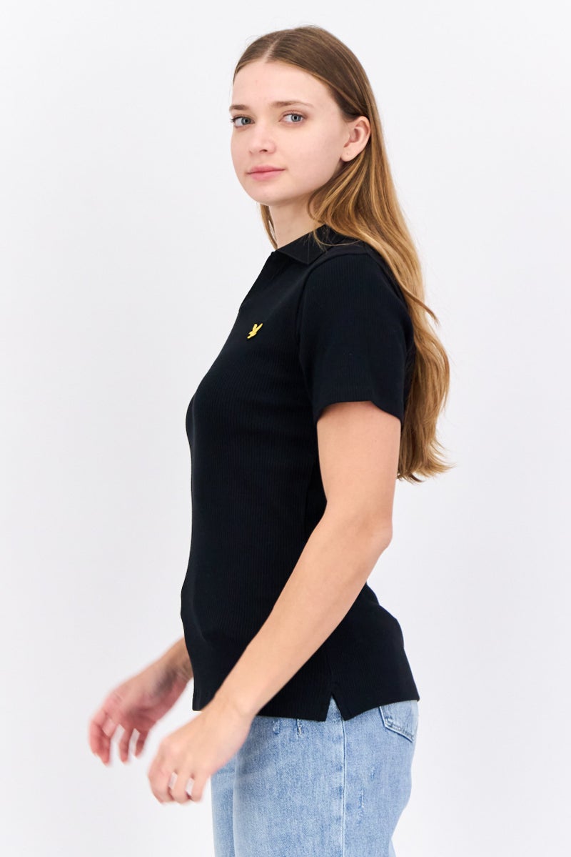 Lyle & Scott قميص بولو قصير الأكمام بقلنسوة منتشرة للنساء بشعار العلامة التجارية، أسود - Image 2