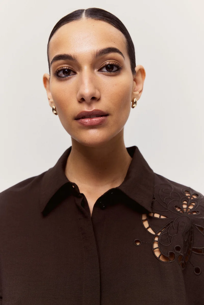 اتش اند ام فستان بتصميم قميص مزين بتطريز برودري مثقب