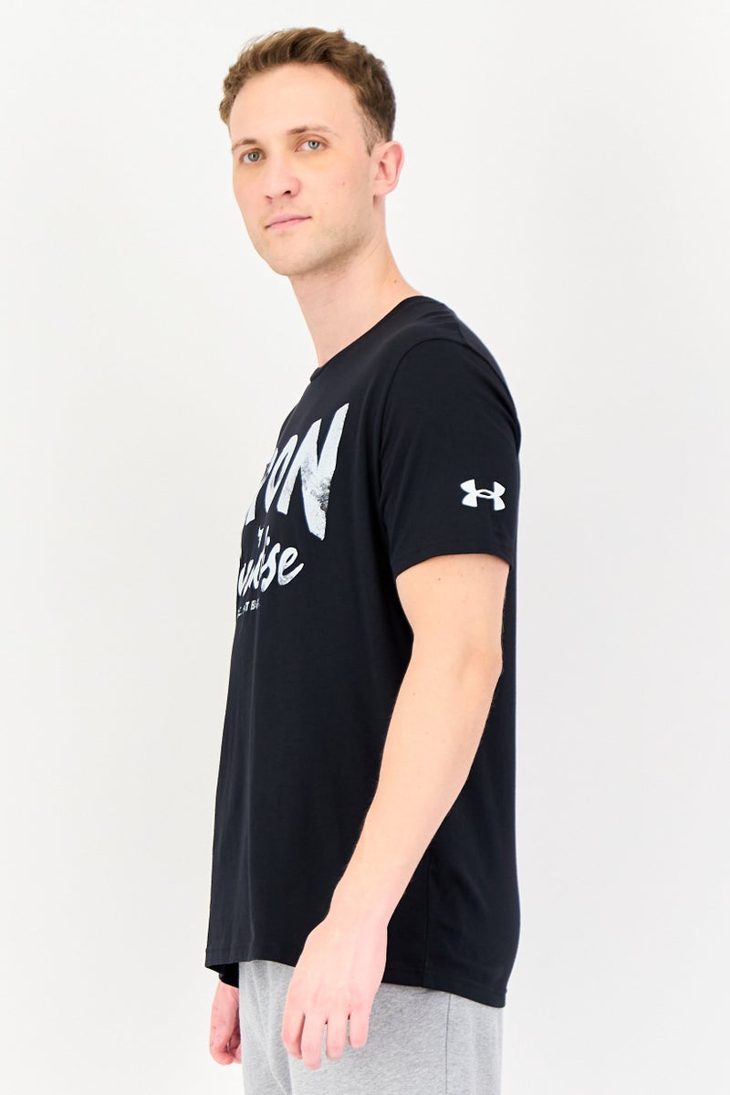 UNDER ARMOUR تي شيرت رياضي للرجال بأكمام قصيرة مناسب في الهواء الطلق، أسود - Image 2