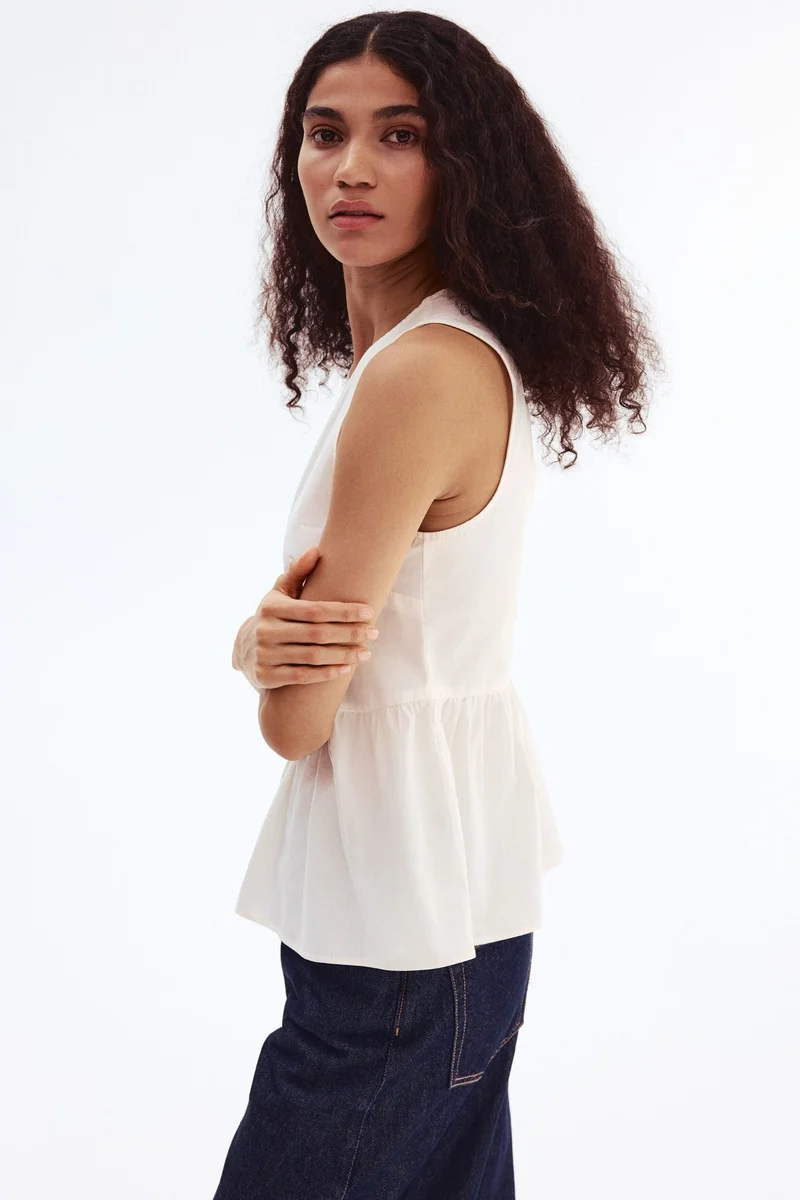 اتش اند ام بلوزة بدون أكمام بتصميم بيبلوم