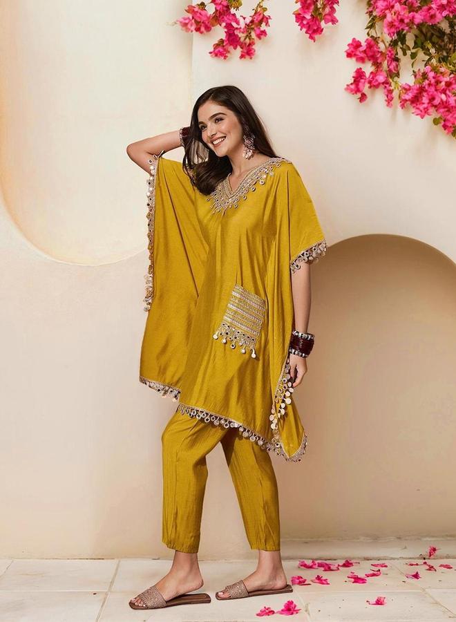 آي شين طقم كورتا وبنطال بخليط حرير بلون أصفر - Image 4