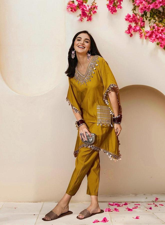 آي شين طقم كورتا وبنطال بخليط حرير بلون أصفر - Image 2