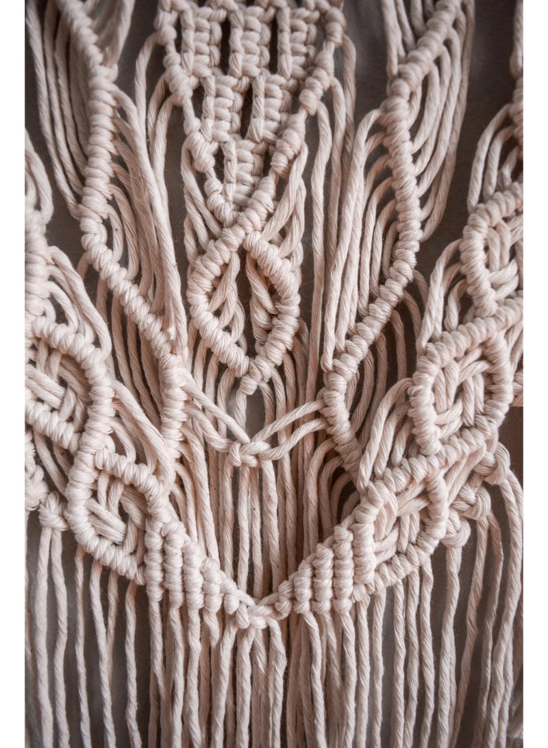 انتيكيانو "قطعة مكرمية جدارية أنيقة مصنوعة يدويًا من خيوط القطن الطبيعي، بتصميم بوهيمي بسيط يضفي لمسة دافئة وعصرية على أي مساحة. مثالية لتزيين غرف النوم، المعيشة أو حتى المداخل، وتعتبر خيارًا رائعًا كهدية لعشاق الديكور اليدوي." - Image 2