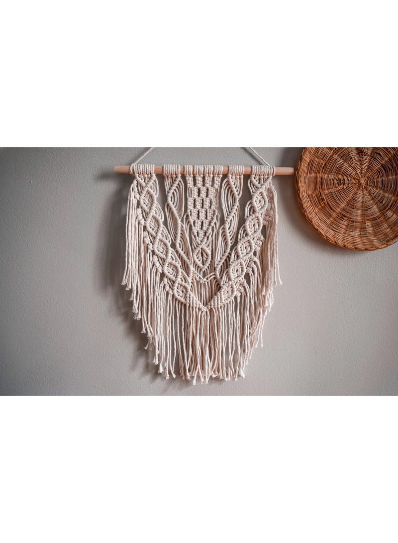 انتيكيانو "قطعة مكرمية جدارية أنيقة مصنوعة يدويًا من خيوط القطن الطبيعي، بتصميم بوهيمي بسيط يضفي لمسة دافئة وعصرية على أي مساحة. مثالية لتزيين غرف النوم، المعيشة أو حتى المداخل، وتعتبر خيارًا رائعًا كهدية لعشاق الديكور اليدوي." - Image 1