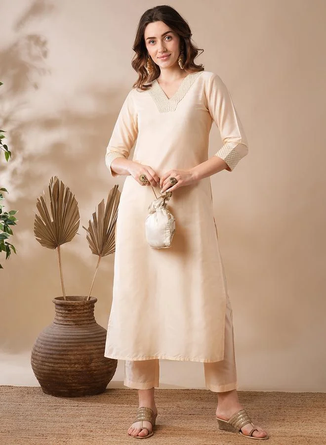 جلو باص Women Off White Silver Zari Embroidered Kurta and Pants Set