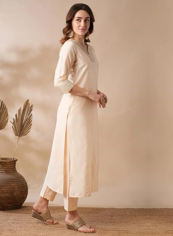 جلو باص Women Off White Silver Zari Embroidered Kurta and Pants Set